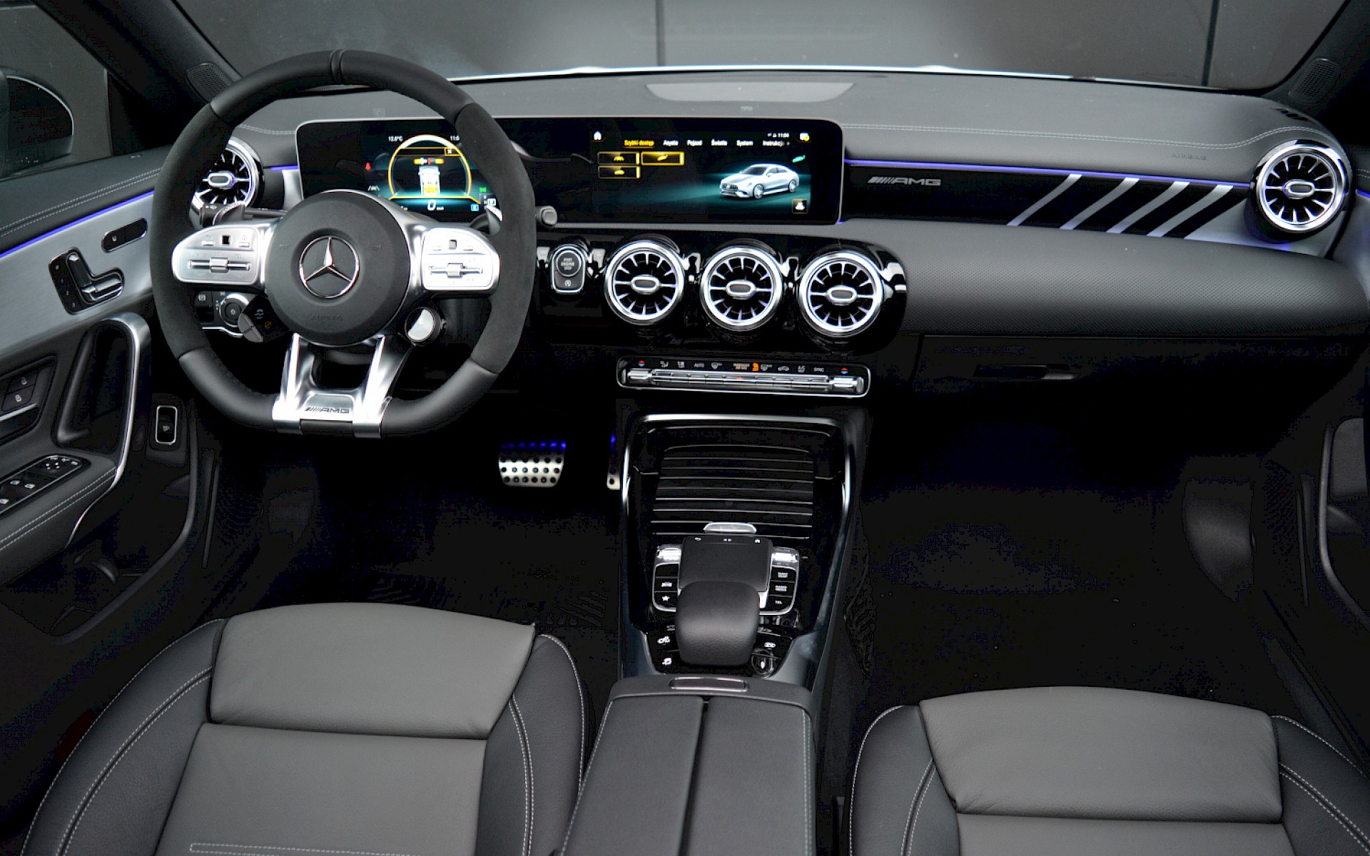 Wnętrze sammochodu Mercedes-AMG CLA w z oferty Rent.me Duda-Cars