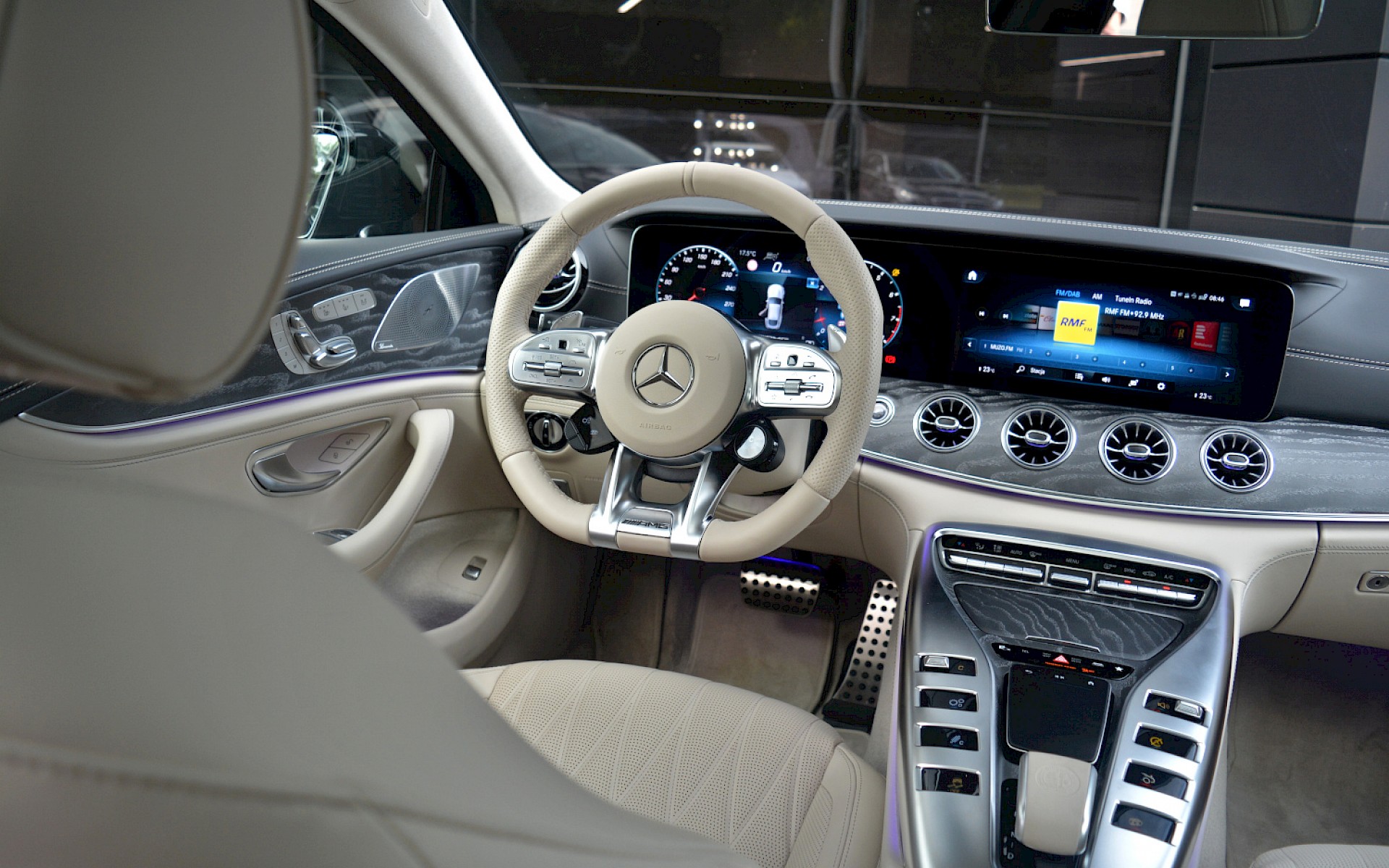 Mercedes-AMG GT 43 z oferty Rent.me Duda-Cars wnętrze - kierownica, fotel