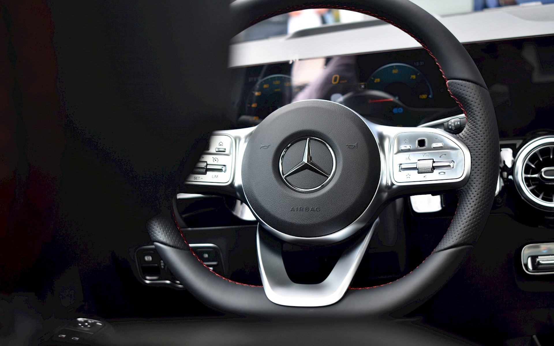Mercedes-Benz EQA z oferty Rent.me Duda-Cars wnętrze - kierownica