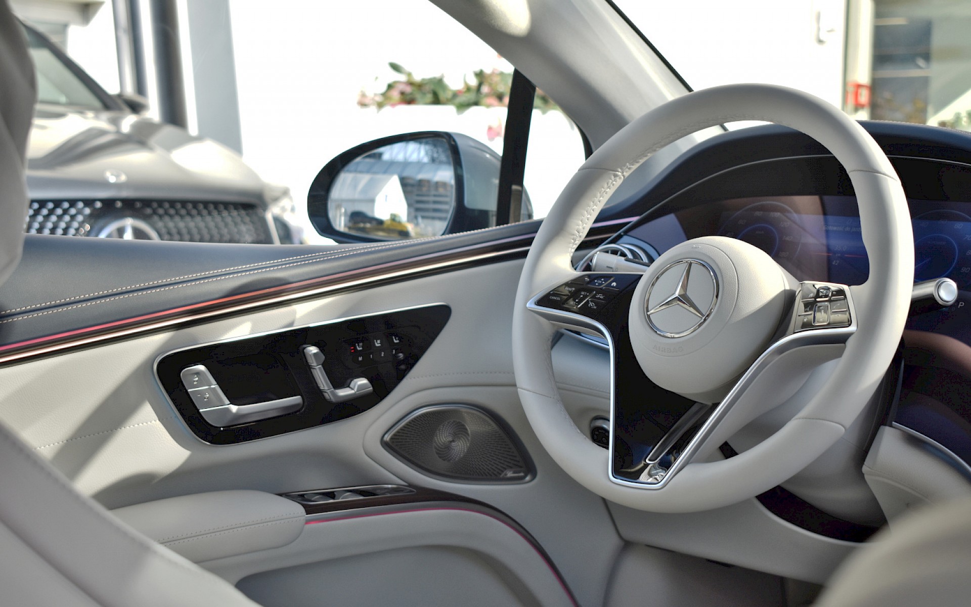 Mercedes-Benz EQS z oferty Rent.me Duda-Cars wnętrze - kierownica, drzwi boczne kierowcy