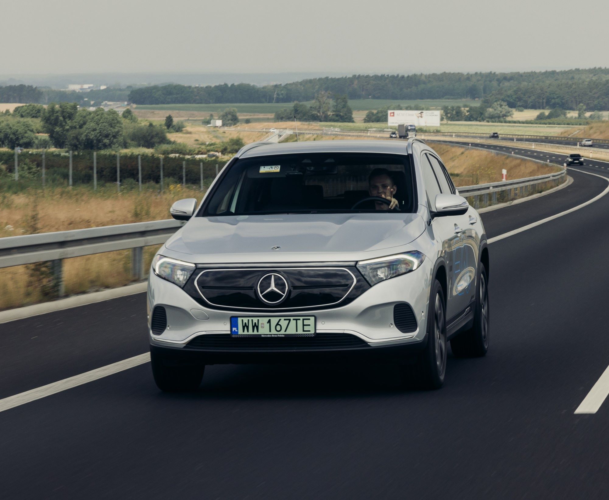 Srebrny Mercedes EQA podczas jazdy drogą widok z przodu