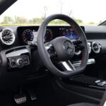 Wnętrze samochodu Mercedes-Benz Klasa A widok na kierownicę