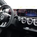 Widok na kierownicę i ekrany sterowania w samochodzie Mercedes-Benz Klasa A