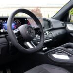 Wnętrze samochodu mercedes-benz GLE SUV widok na kierownicę