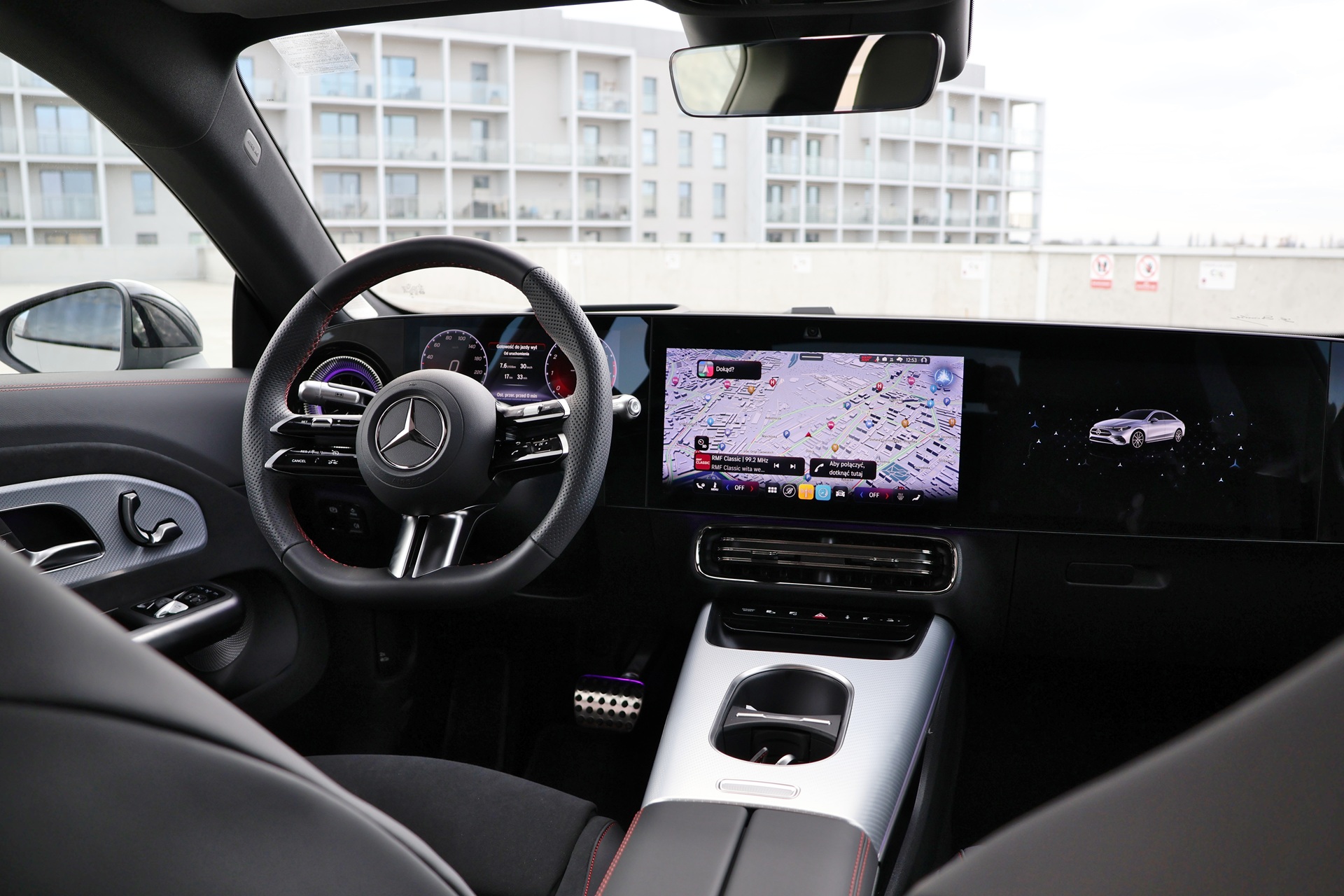 Wnętrze nowego Mercedesa-Benz CLA Coupé z kierownicą i panoramicznym ekranem MBUX