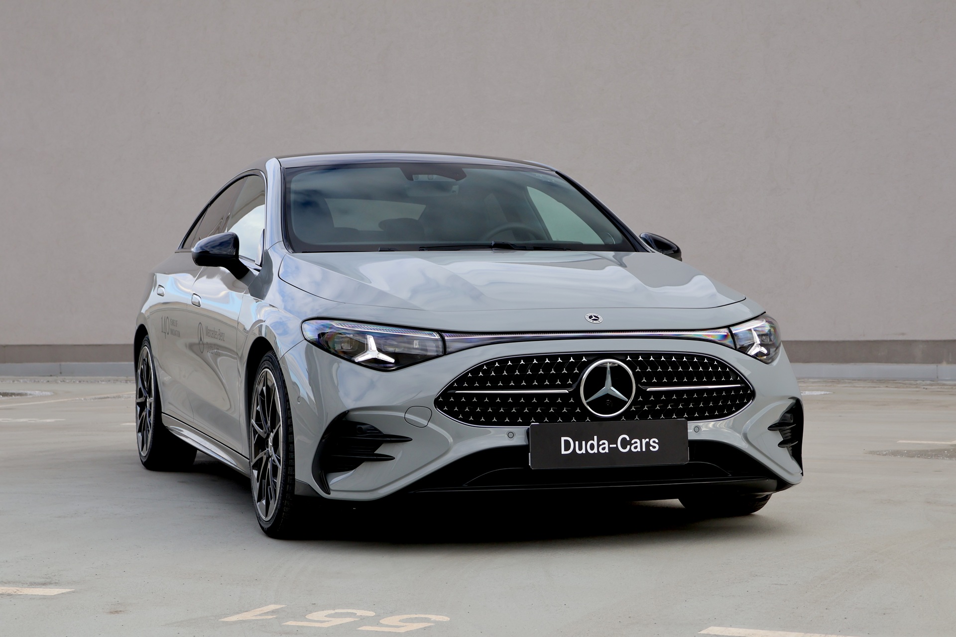 Nowy Mercedes-Benz CLA Coupé w kolorze srebrnym