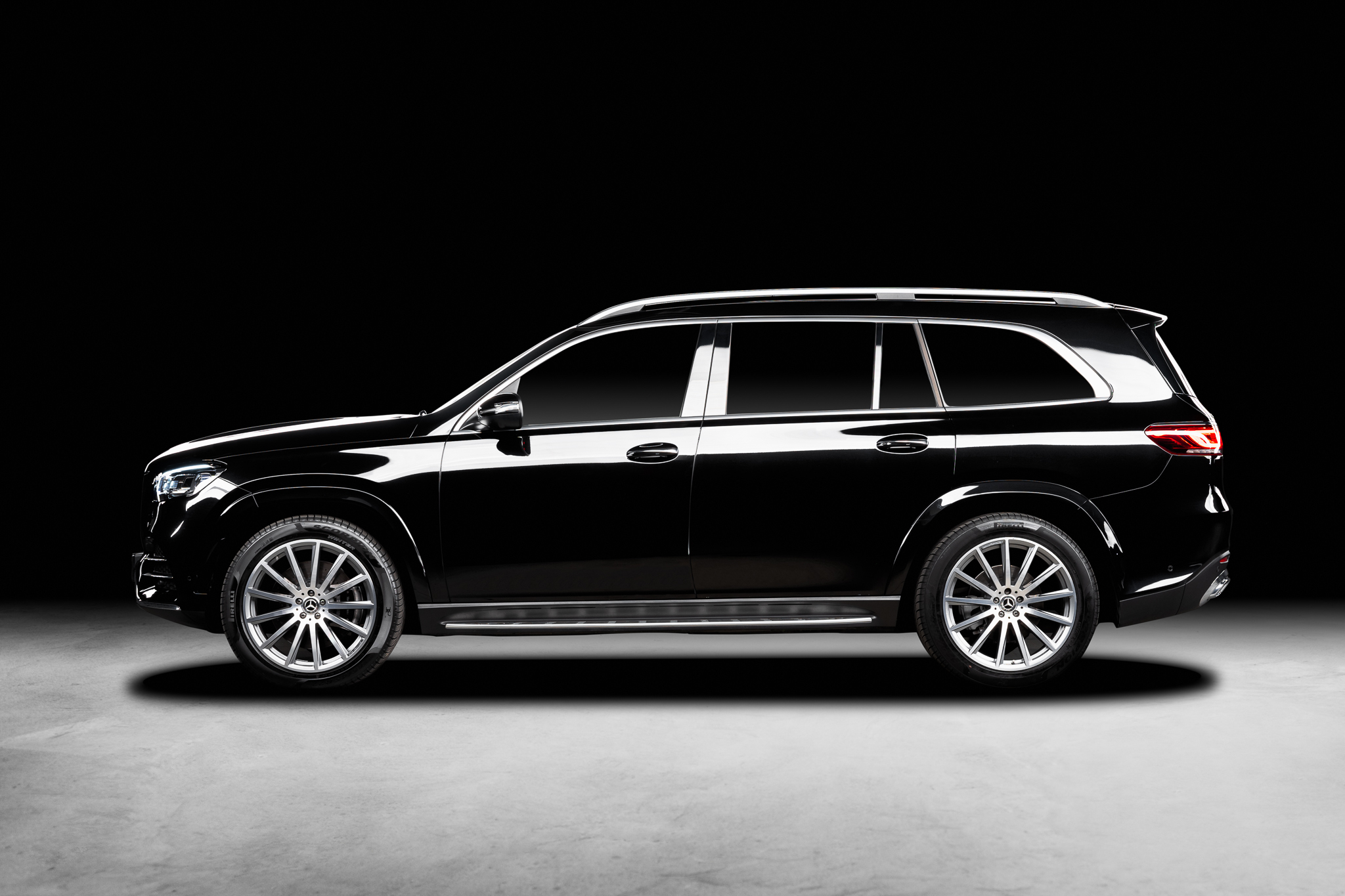 Czarny Mercedes GLS ustawiony bokiem na białym tle