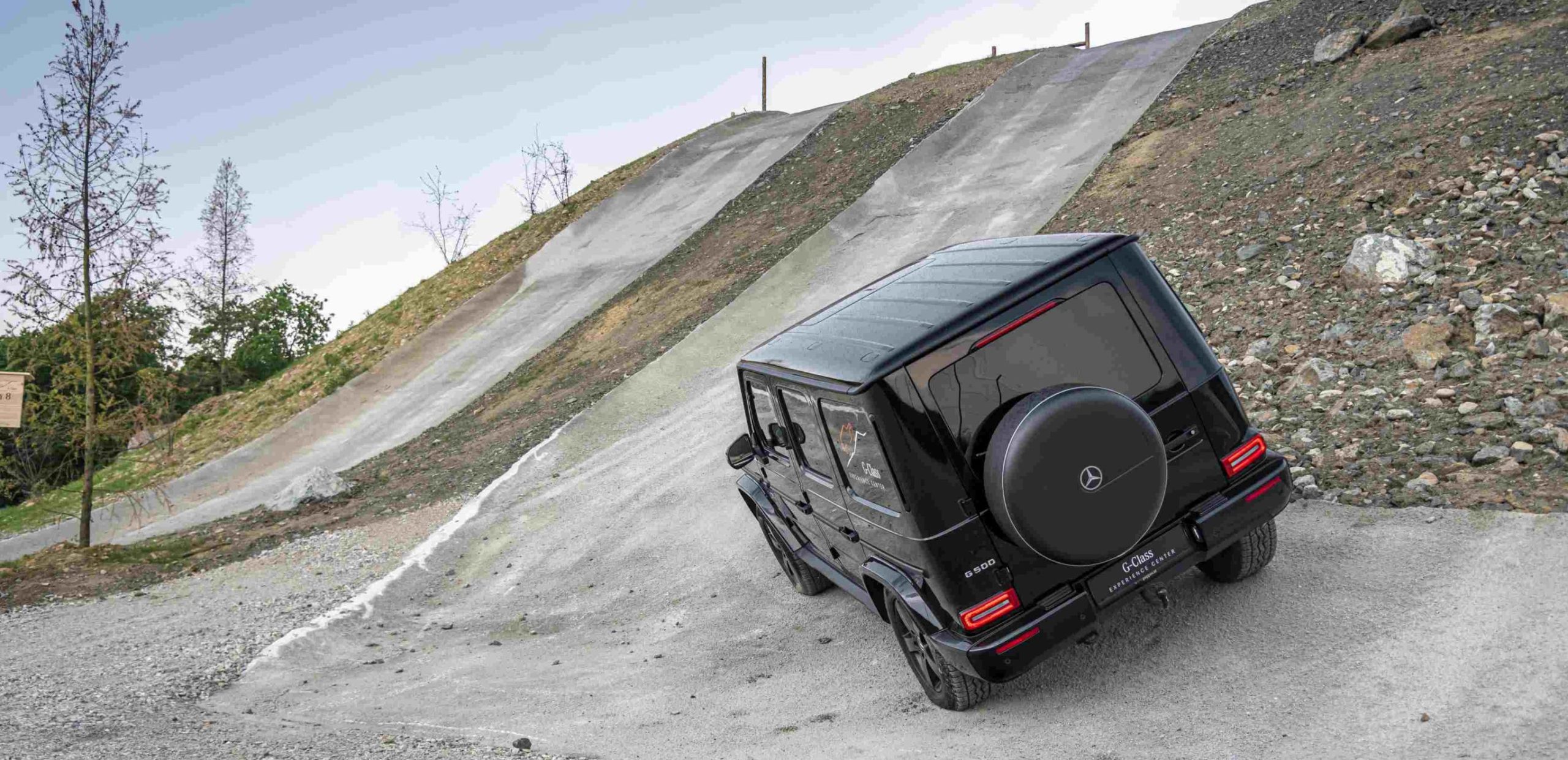 Czarny Mercedes Klasa G na wzniesieniu