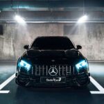 Czarny Mercedes-AMG zaparkowany na miejscu parkingowym w podziemnym garażu