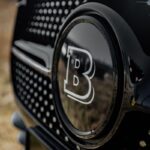 Zbliżenie na grill i logotyp Brabus na masce Mercedes-Benz GLE Coupe Brabus