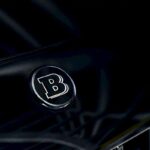 zbliżenie na logotyp BRABUS na masce samochodu Mercedes-AMG GT 4door