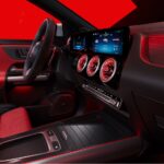 Wnętrze samochodu Mercedes-Benz z czerwoną tapicerką i wielofunkcyjnym wyświetlaczem