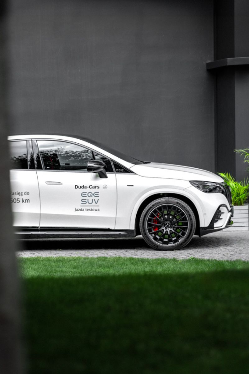 Biały EQE SUV ustawiony bokiem