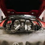 samochód Mercedes-Benz z otwartą maską widok z przodu