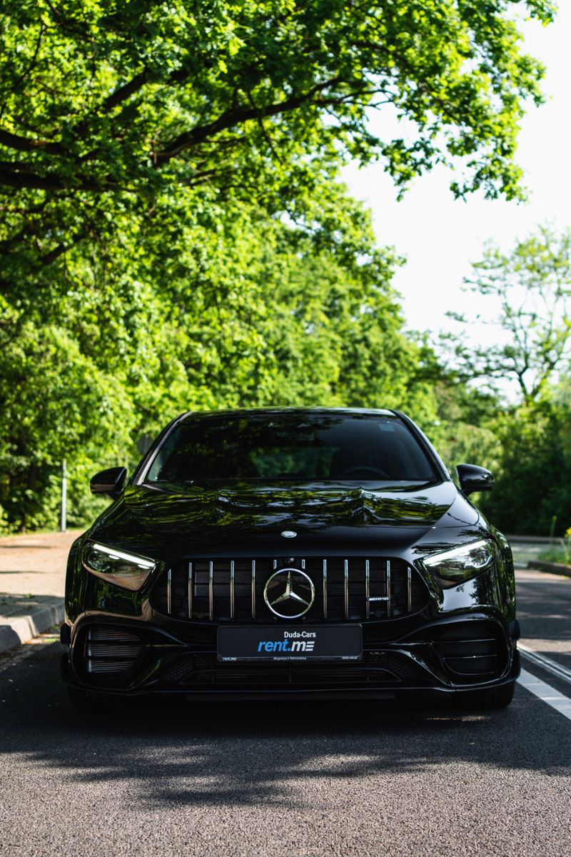 czarny mercedes-benz a45 amg ustawiony przodem z drzewami w tle