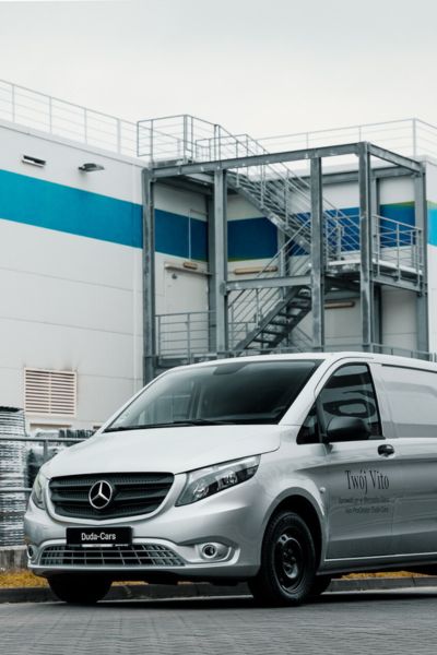 VITO Furgon ustawiony przed fabryką