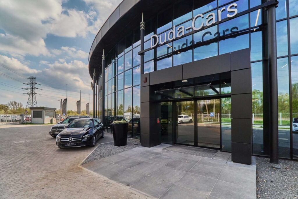 Salon mercedes-benz duda-cars we wrocławiu od przodu