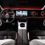 Wnętrze nowego elektrycznego Mercedes-Benz CLA, widok centralny.