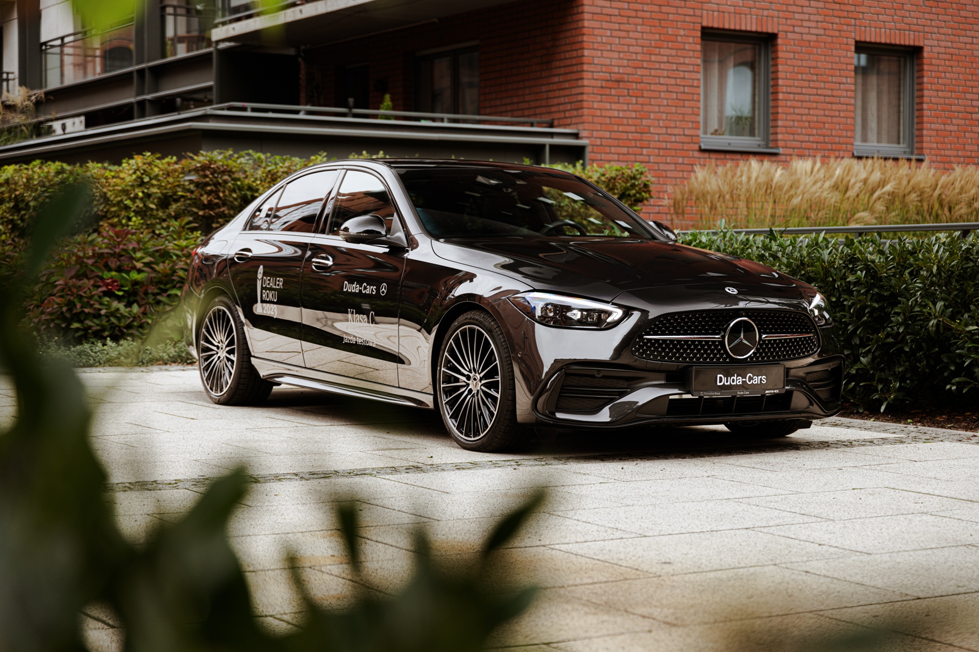 Czarny samochód Mercedes-Benz klasy C