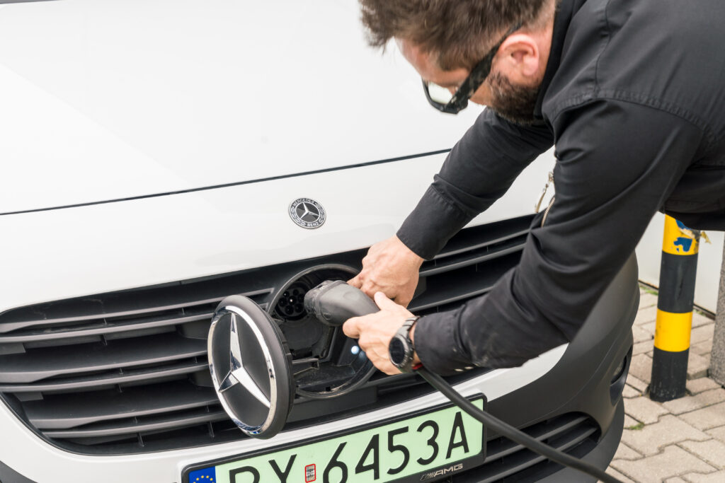 Firma Meblomontaż z Poznania we współpracy z Mercedes-Benz Duda-Cars wkroczyła w elektromobilność.