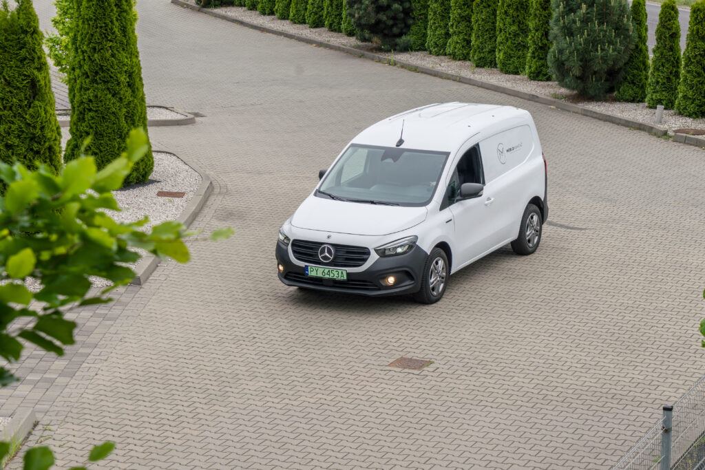 Firma Meblomontaż z Poznania we współpracy z Mercedes-Benz Duda-Cars wkroczyła w elektromobilność.