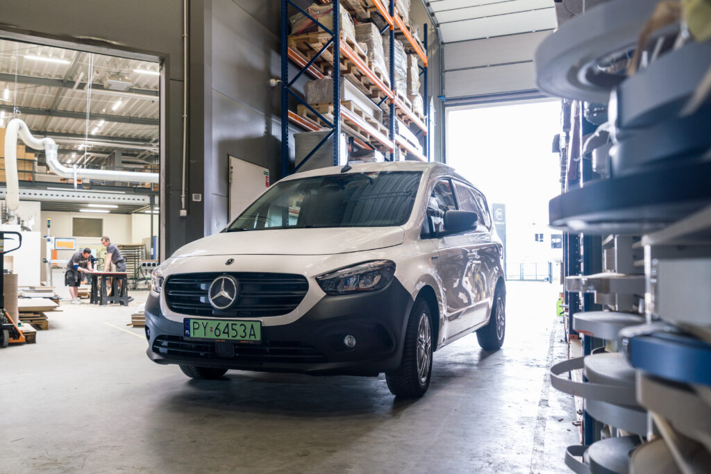 Firma Meblomontaż z Poznania we współpracy z Mercedes-Benz Duda-Cars wkroczyła w elektromobilność.