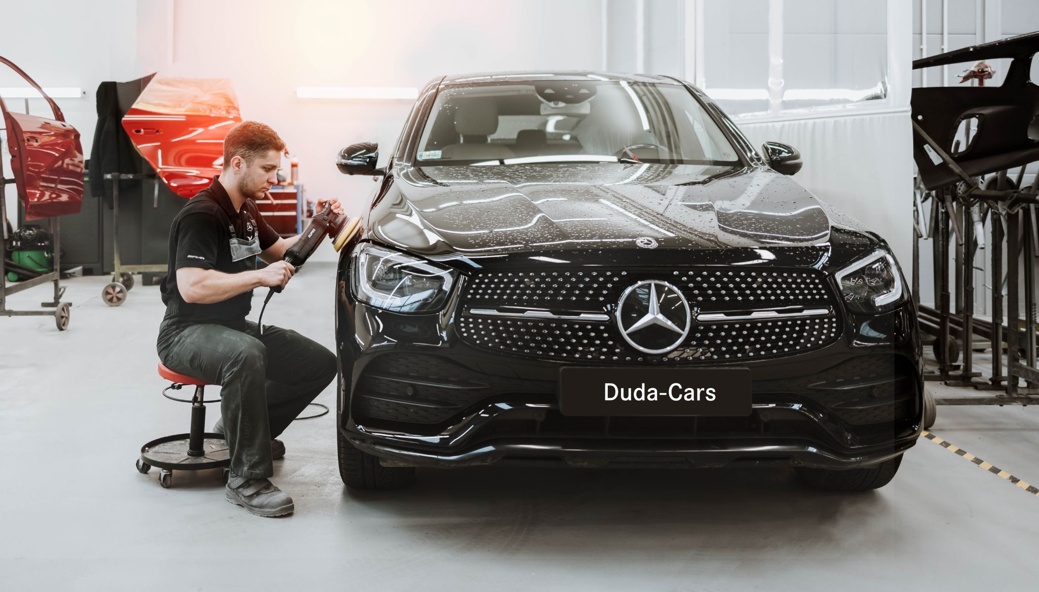 zabezpieczenia lakieru samochodu na zimę przez pracownika Duda-Cars