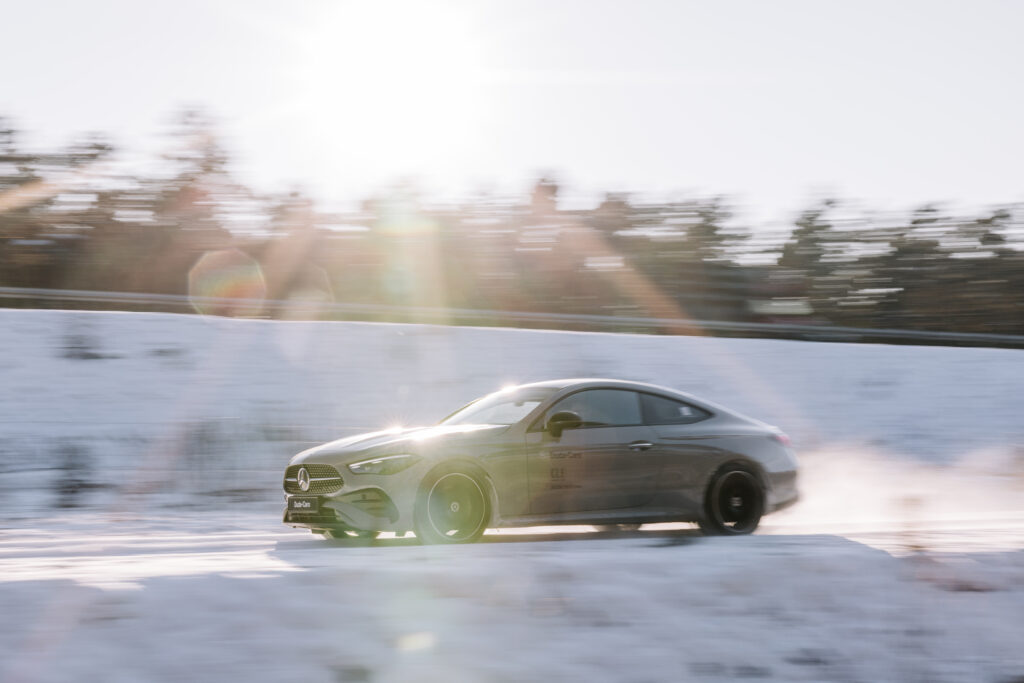 Jadący po śniegu Mercedes