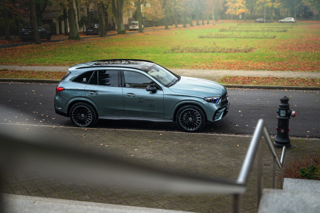 Szaro-niebieski Mercedes