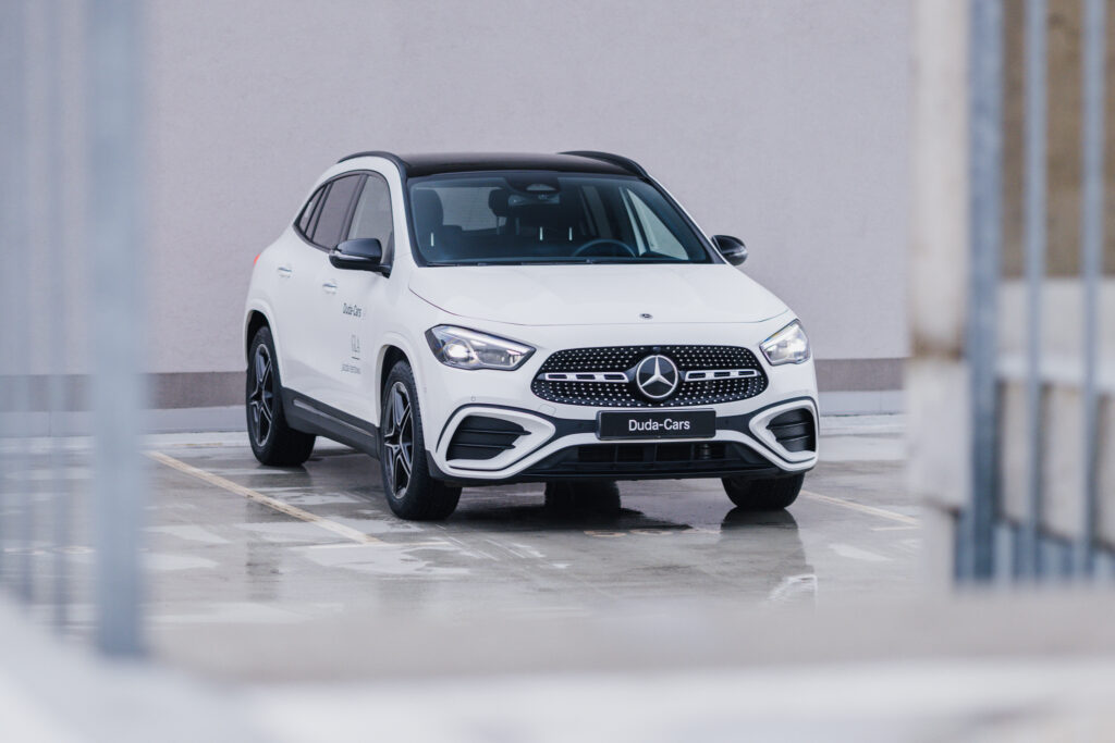Biały Mercedes GLA