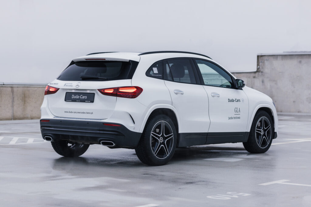 Biały Mercedes GLA - tył